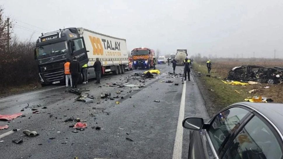 Doi dintre suporterii greci răniţi în accidentul din Timiş, transportați în țara lor cu o aeronavă militară. Slujbă religioasă înainte de repatrierea trupurilor celor șapte morți 