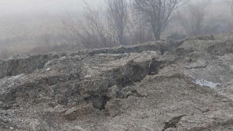  Alunecare de teren pe un drum judeţean din Buzău aflat la finalul reabilitării. Nu este exclusă o eroare de proiectare