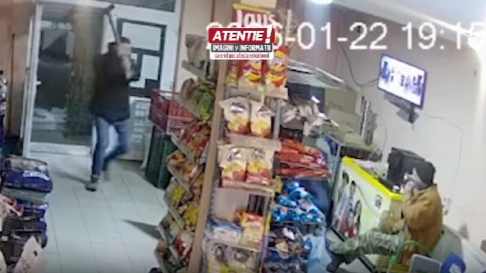Momentul în care un politician este atacat cu toporul în magazin. Cum se simte în prezent? | VIDEO