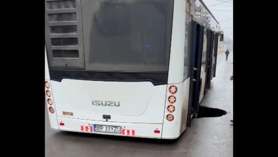 Incident pe o șosea din România! Un autobuz cu pasageri, în pericol, după ce șoseaua s-a surpat