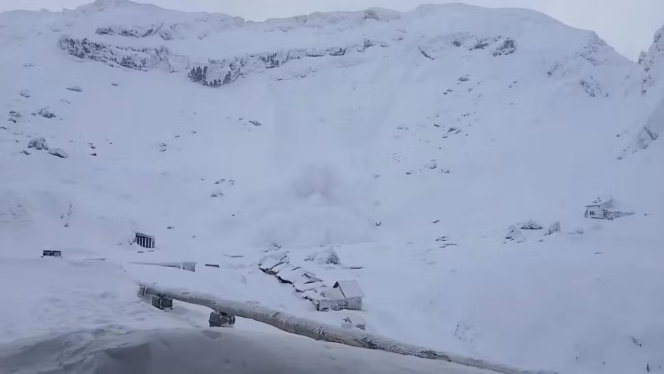 Risc mare de avalanșă în Făgăraș și Bucegi: stratul de zăpadă crește semnificativ în Carpați