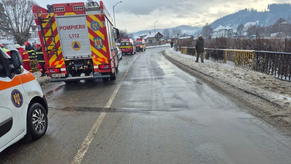 Șase persoane, între care patru copii, rănite după ce o mașină s-a răsturnat în râul Bistrița - FOTO