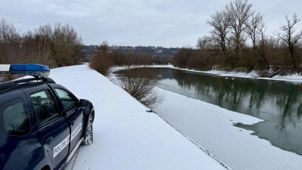 Un ucrainean a fost salvat de la moarte prin îngheț de polițiștii de frontieră români după ce a trecut Prutul înot - FOTO