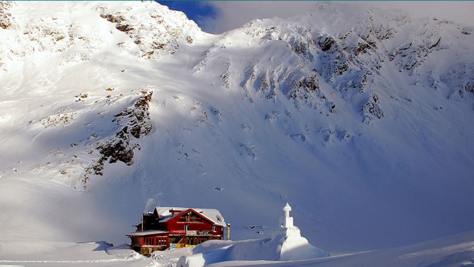 Iarnă autentică la Bâlea Lac. Stratul de zăpadă are aproape un metru grosime, risc major de avalanșe – FOTO