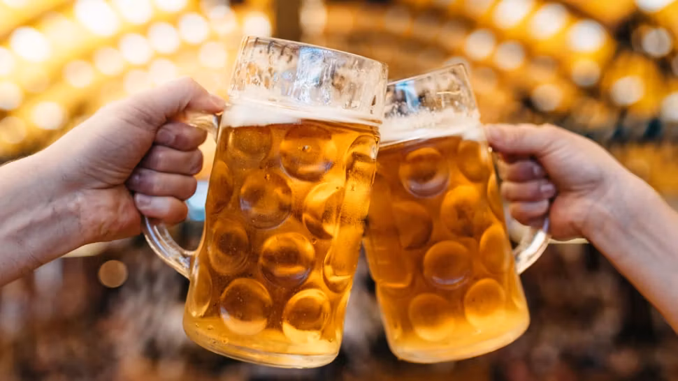 Un gigant al berii va concedia până la 6000 de angajați la nivel global. Compania deține patru fabrici în România