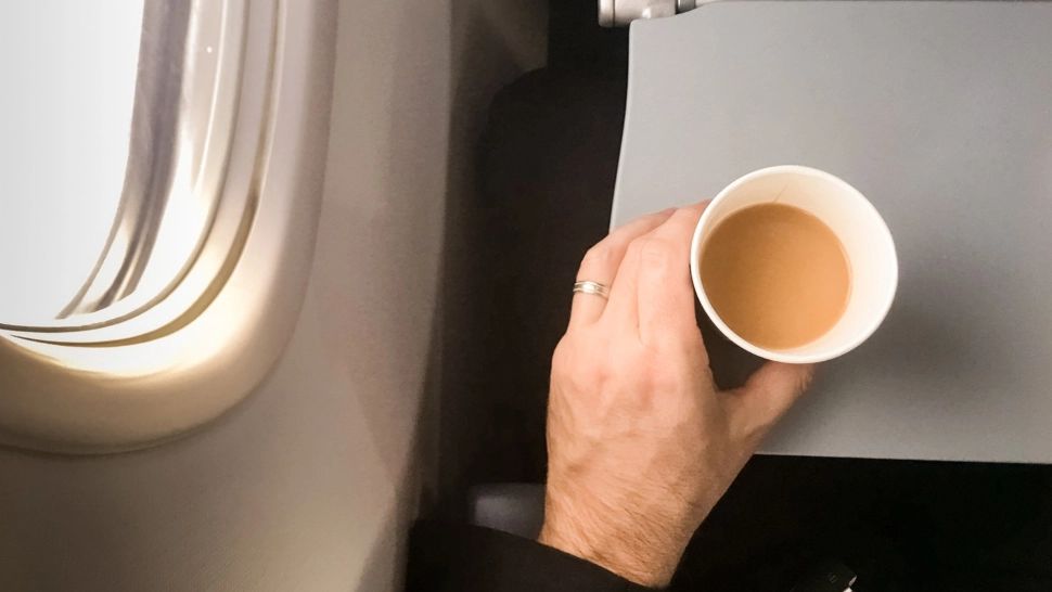 Motivul pentru care nu trebuie să comanzi cafea în avion. Un fost însoțitor de zbor aruncă bomba