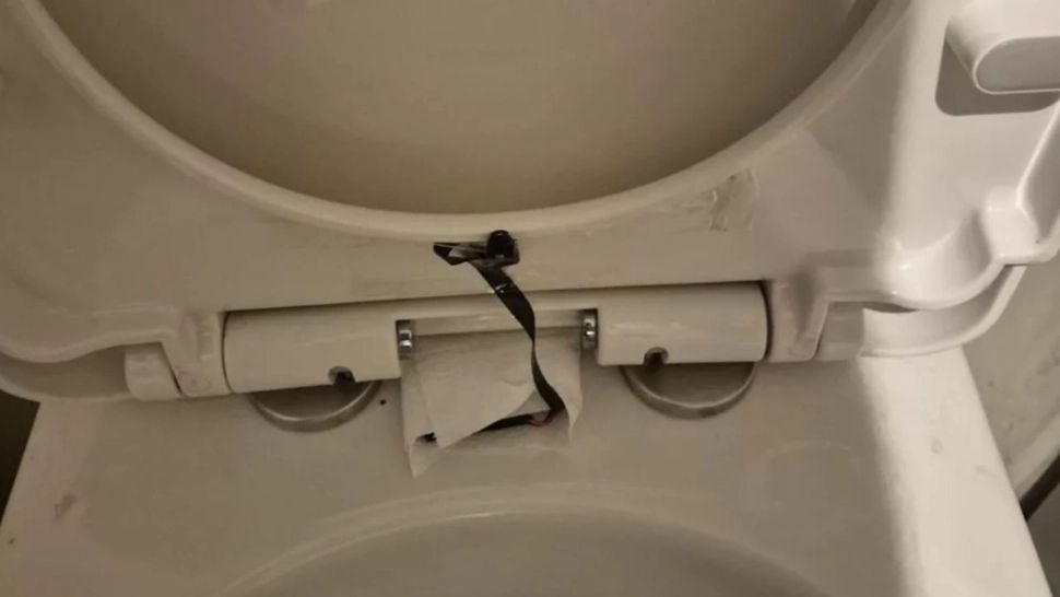 Anchetă a poliției, după ce o cameră video a fost găsită ascunsă în toaleta unui restaurant. O clientă a făcut descoperirea