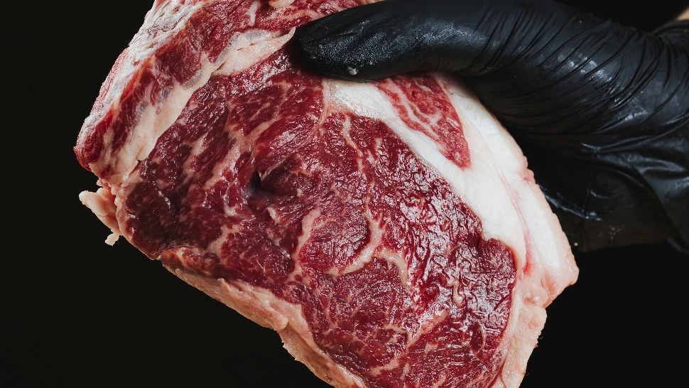 Cum trebuie să decongelezi corect carnea pentru a nu o altera. 3 metode recomandate de specialiști