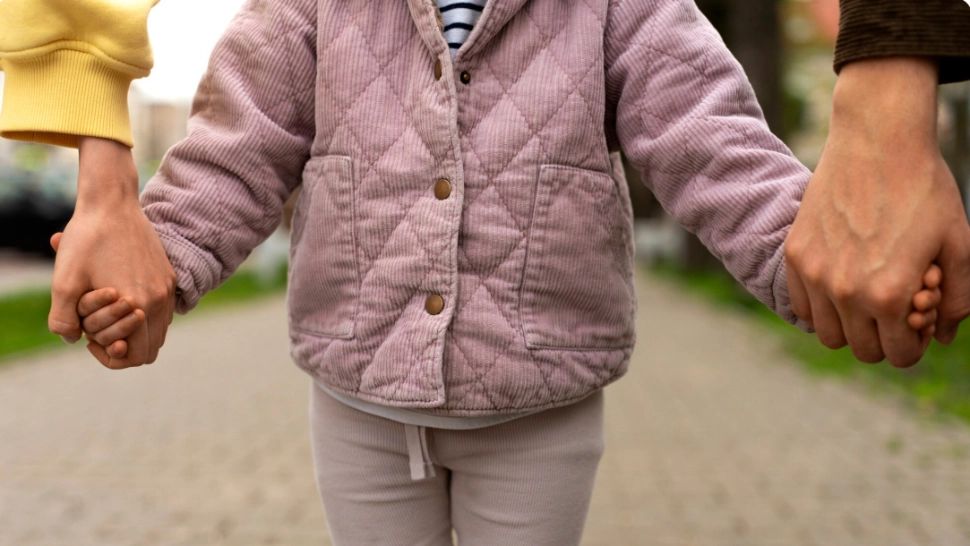 Femeie din Ucraina, prinsă în flagrant în timp ce își vindea copilul de 6 ani