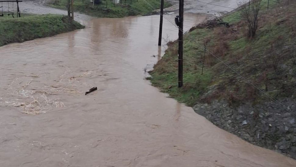 Inundații în Dolj. Un drum județean este acoperit cu apă, după ce apele râului Teslui s-au revărsat 
