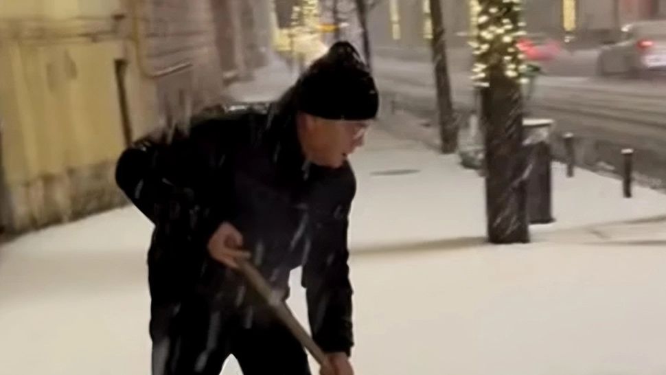 Emil Boc, show cu lopata în fața Primăriei Cluj-Napoca. Le cere cetățenilor să iasă la zăpadă, deși orașul are utilaje plătite din banii lor - VIDEO