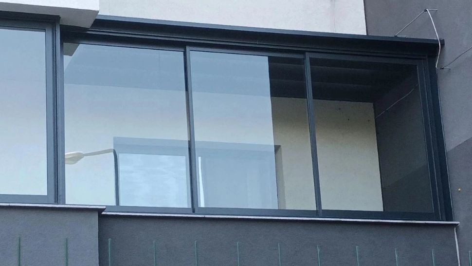 Închidere balcon cu sticlă V Shades: câtă lumină păstrezi, câtă protecție câștigi? 