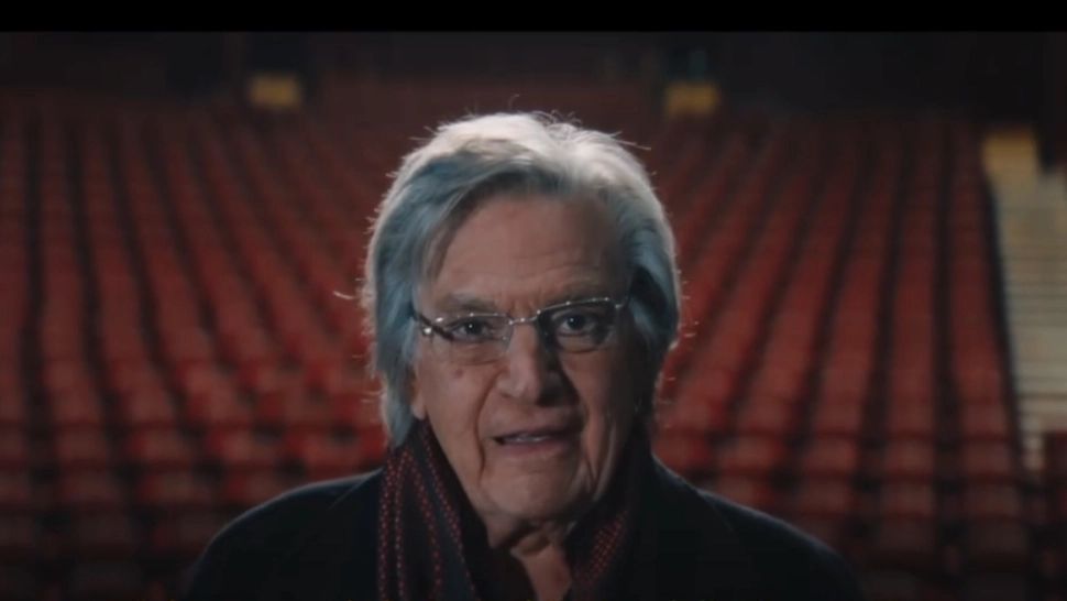 Florin Piersic împlineşte venerabila vârstă de 90 de ani. Legendarul actor a transmis cu această ocazie un mesaj emoționant de pe scena Teatrului Național: „Să nu mă uitați prea repede”
