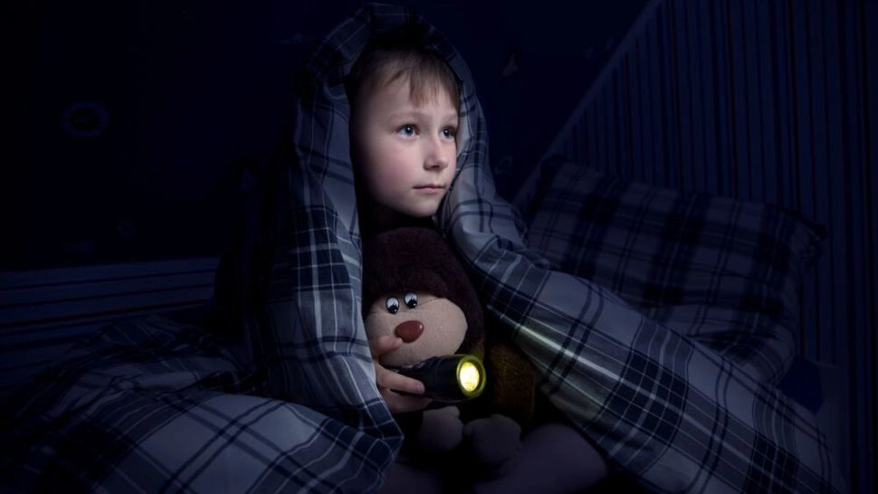 Cum scapi copilul de fricile asociate nopții. Trucurile simple pe care toți părinții trebuie să le știe 