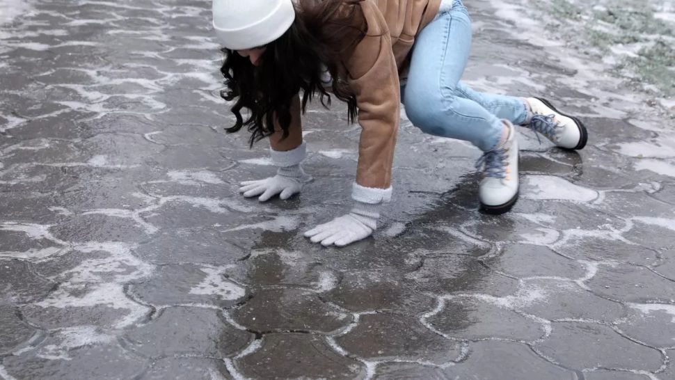 Cum îndepărtezi gheața din curte fără să distrugi cimentul. Metodele simple și eficiente care te scapă de o mare bătaie de cap