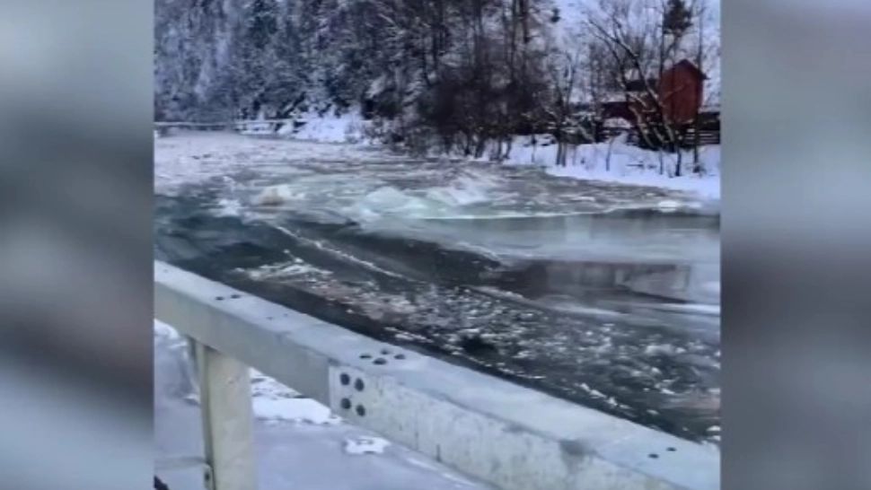 Furia naturii: poduri, rupte de sloiuri de gheață desprinse din râurile înghețate