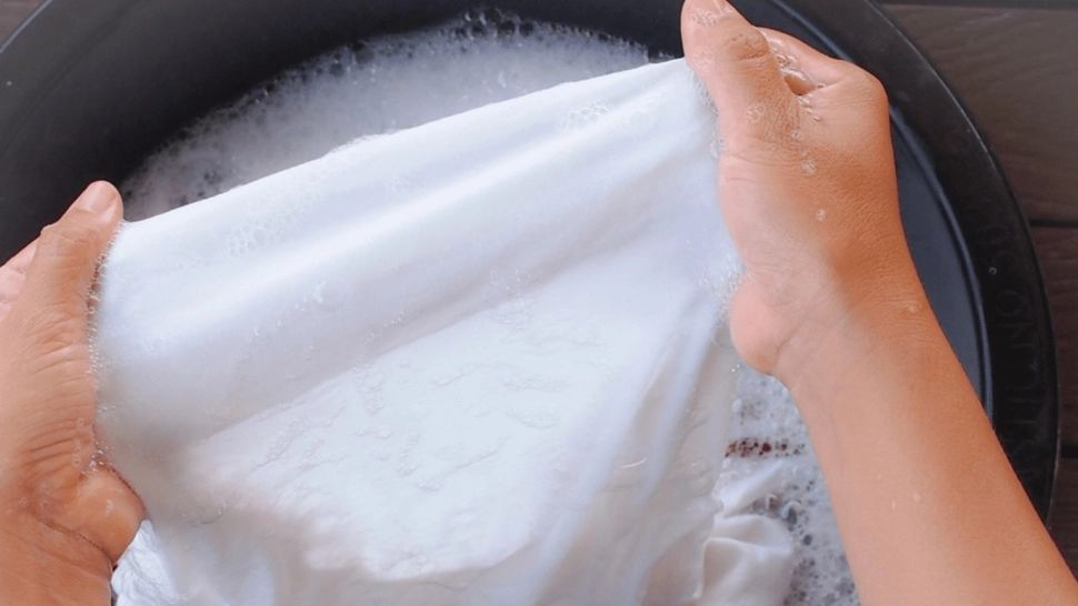 Ce trebuie să faci atunci când hainele îți intră la apă. Trucurile simple care îți salvează articolele preferate 