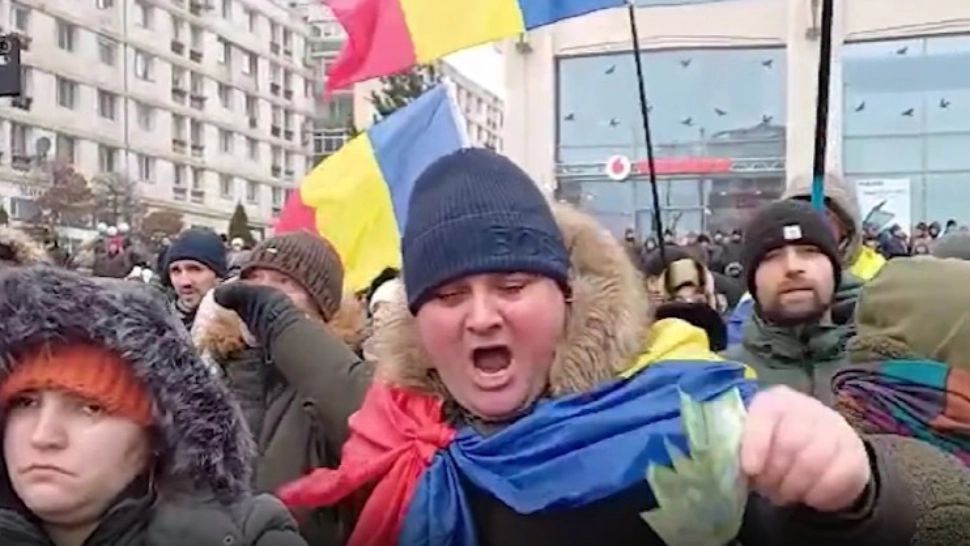 Gest incredibil: un protestatar a aruncat cu 3 lei spre Nicușor Dan