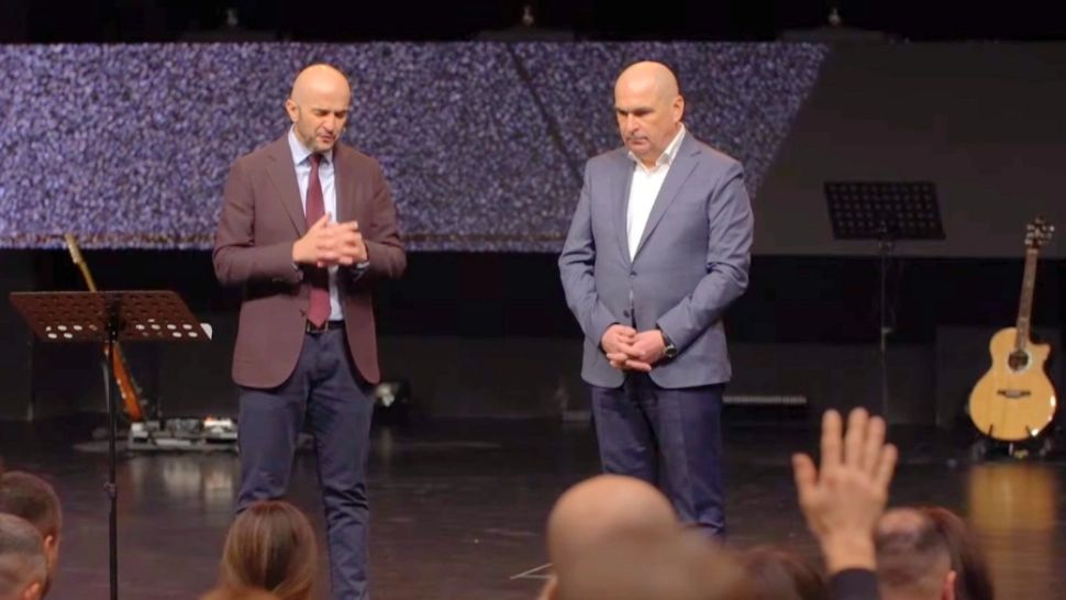 Rugăciune pentru Ilie Bolojan, cu premierul pe scenă, la o biserică baptistă din Oradea. Credincioșii, puși să se ridice în picioare – FOTO/VIDEO