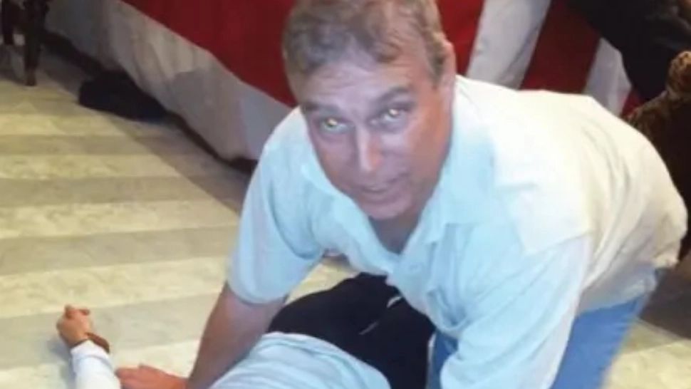 Fotografii șocante. Prințul Andrew, în patru labe deasupra unei femei: detaliile halucinante pe care le ascund noile dosare Epstein