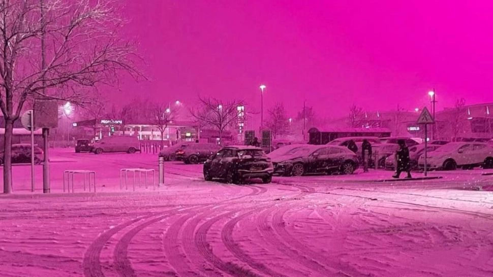 Cerul s-a făcut roz deasupra unui oraș european. Fenomenul care a aprins imaginația locuitorilor: „Parcă începe un film SF”