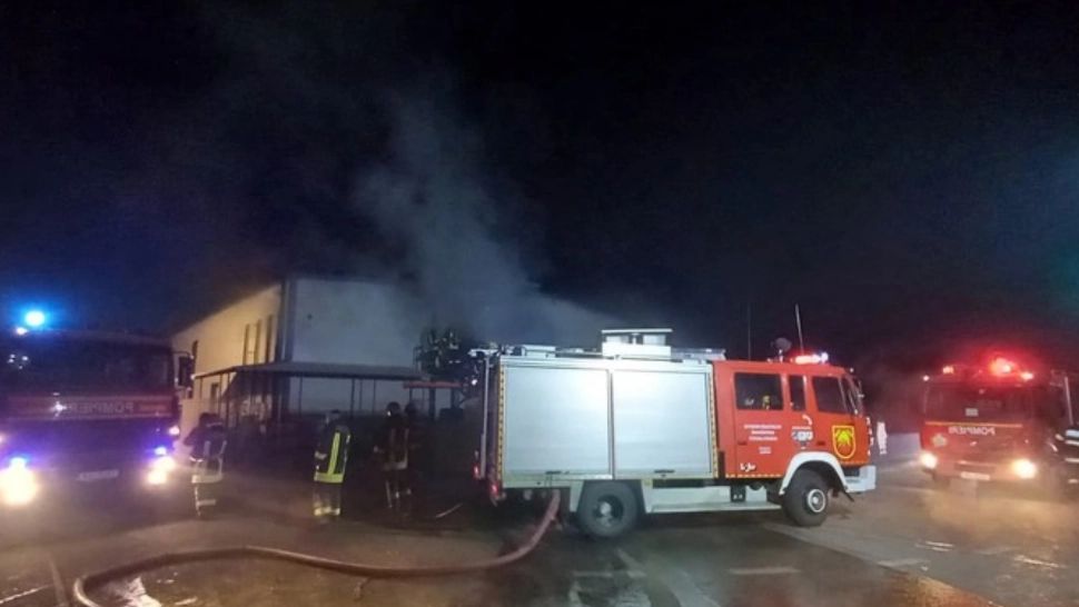 Incendiu de proporții într-un abator din județul Harghita. Un muncitor a suferit mai multe arsuri