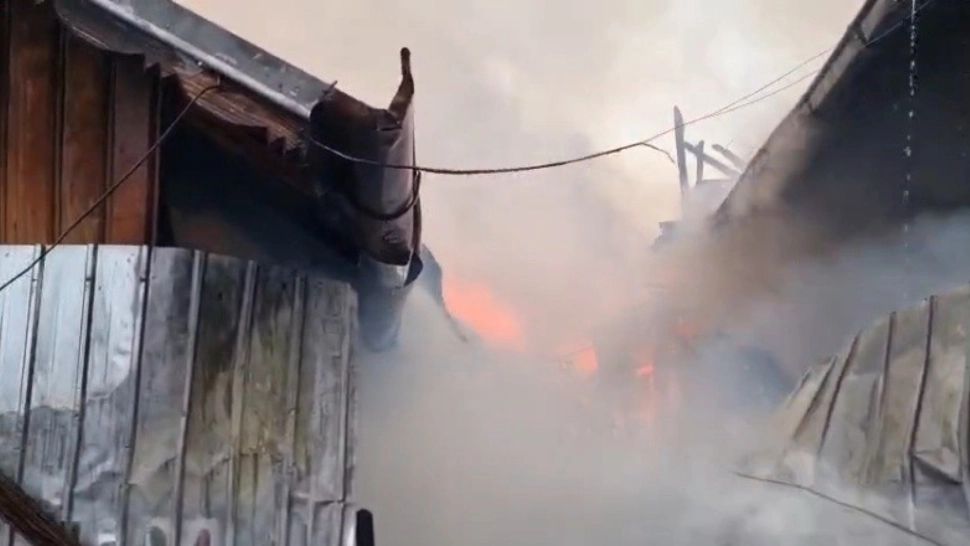 Incendiu de proporții în Prahova. O gospodărie în care era depozitat mult lemn a fost mistuită de flăcări