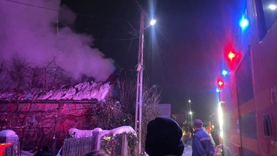 Tragedie în județul Alba. Bătrân găsit carbonizat, după ce casa i-a fost mistuită de flăcări -VIDEO