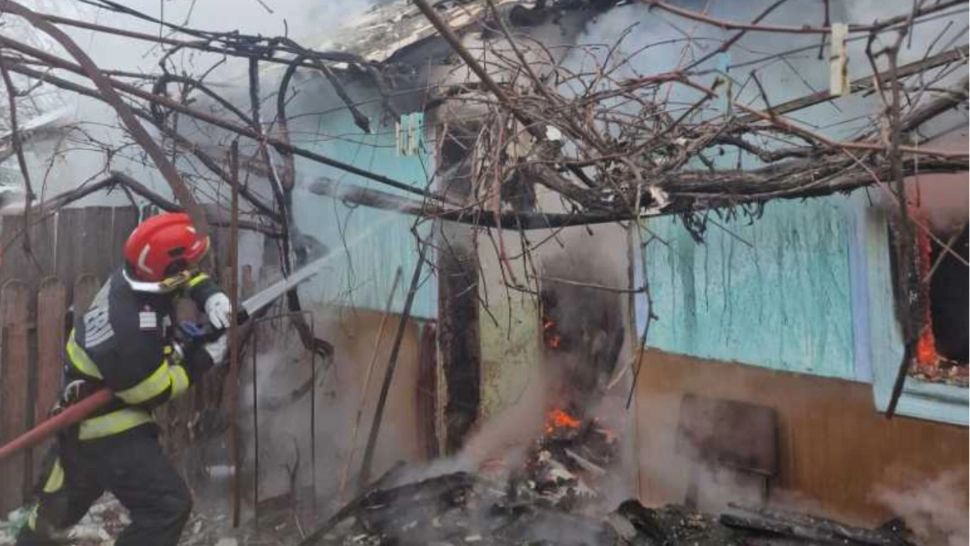  Incendiu într-o gospodărie din județul Botoșani. O bătrână a fost grav rănită