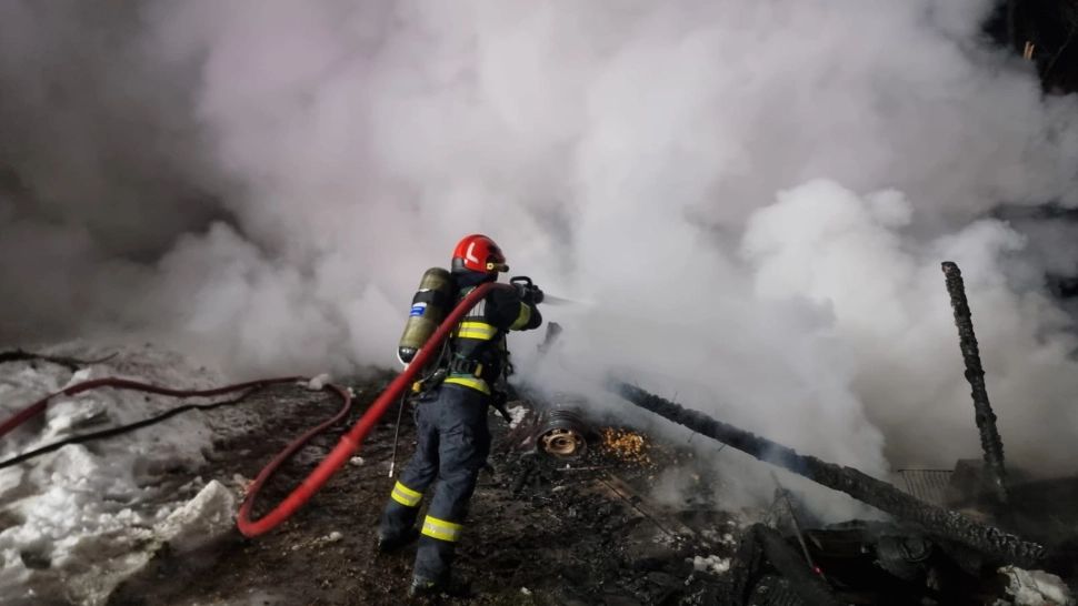 Incendiu la un depozit cu lemne din județul Hunedoara. Trei persoane, între care un copil de 8 ani, au avut nevoie de îngrijiri medicale