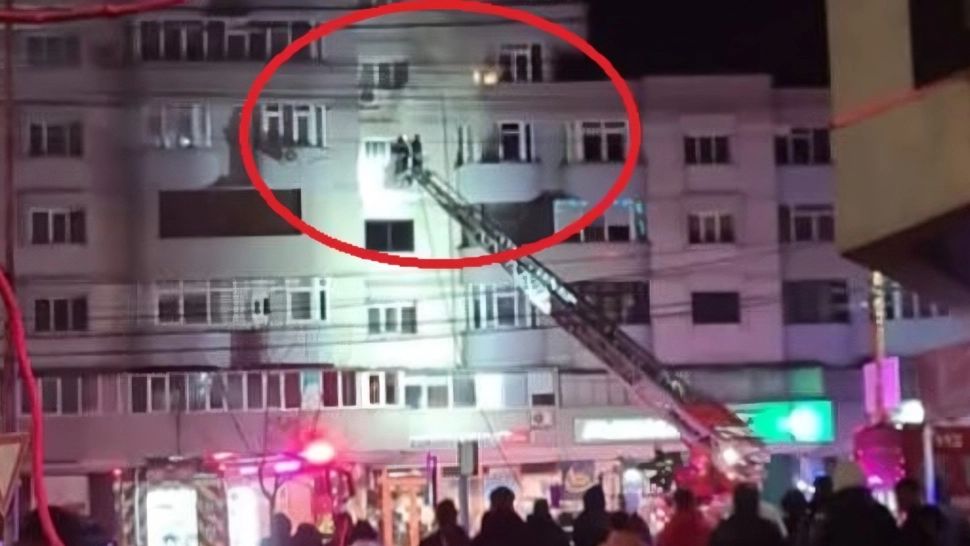 Panică în Slatina după ce un apartament a luat foc în miez de noapte: trei persoane au ajuns la spital. Care este cauza dezastrului - VIDEO