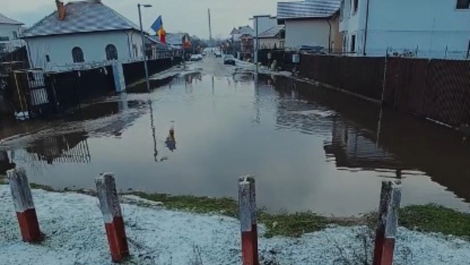 Țara e împărțită în două: viscol la munte, inundații în SUD