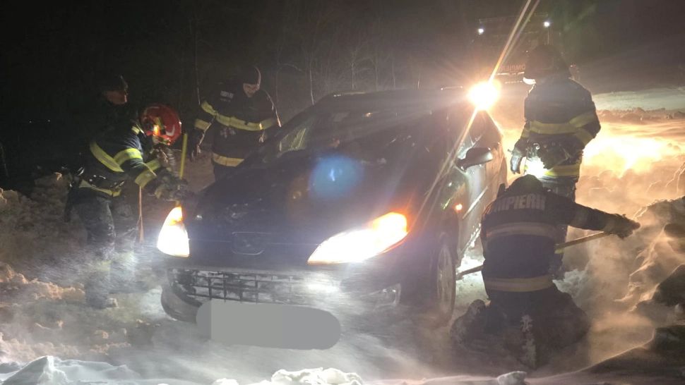 Mai multe mașini au rămas înzăpezite în județul Botoșani. A fost necesară intervenția pompierilor- FOTO