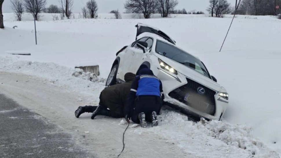 Intervenție salvatoare a jandarmilor pentru o familie cu doi micuți, rămasă blocată în șanț după un accident cu mașina VIDEO