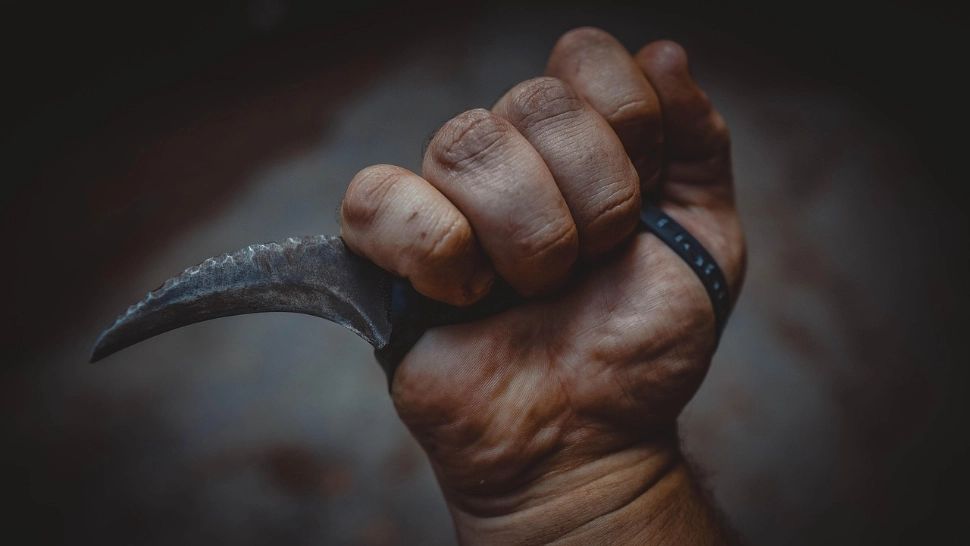 Un tânăr a ajuns de urgență la spital după ce a fost atacat cu cuțitul într-un bar. Suspectul, reținut pentru tentativă de omor