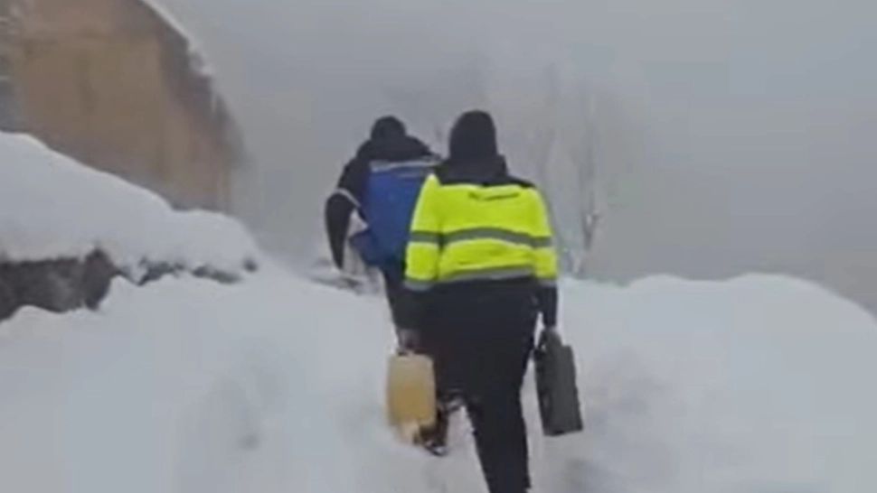 Intervenție contra-cronometru în Hunedoara: măicuțele de la Schitul Bujoara, izolate din cauza vremii extreme. Jandarmii le-au dus alimente - VIDEO