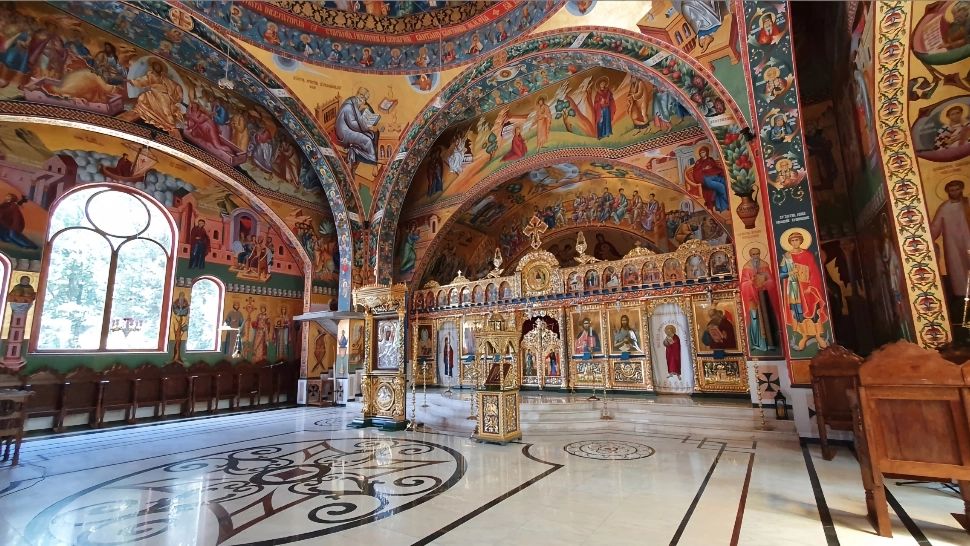 Hoții care au spart Mănăstirea Pantocrator, lăsați liberi. Deși au făcut pușcărie în alte țări, pentru România nu sunt un pericol