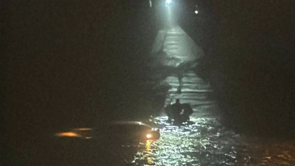 Intervenție de urgență la Târgu Jiu: un bărbat a căzut cu mașina în râu