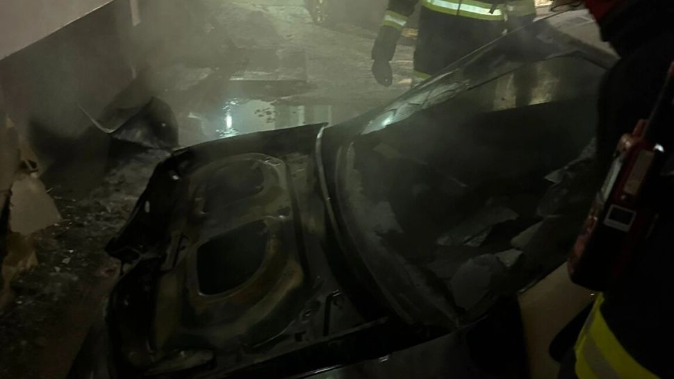 Incendiu puternic în Cluj. Trei autoturisme și un bloc, afectate de flăcări - FOTO
