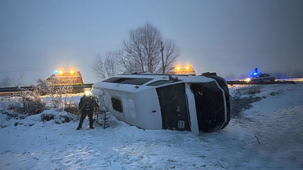 Microbuz plin cu mineri, răsturnat în Gorj din cauza zăpezii. Pompierii intervin de urgență