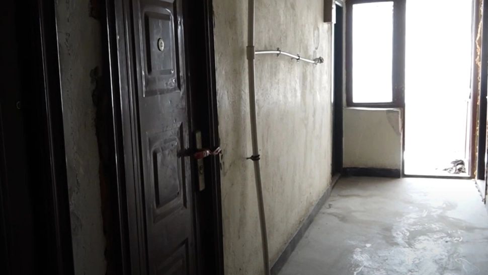 Gerul a mai făcut o victimă. Bătrân din Câmpulung Muscel, găsit mort în apartamentul său înghețat