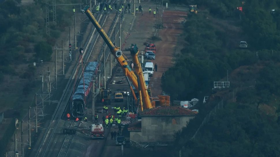 Al treilea accident feroviar în Spania în ultimele 4 zile. Trei oameni sunt răniți, după ce un tren a lovit brațul unei macarale ajuns pe șine