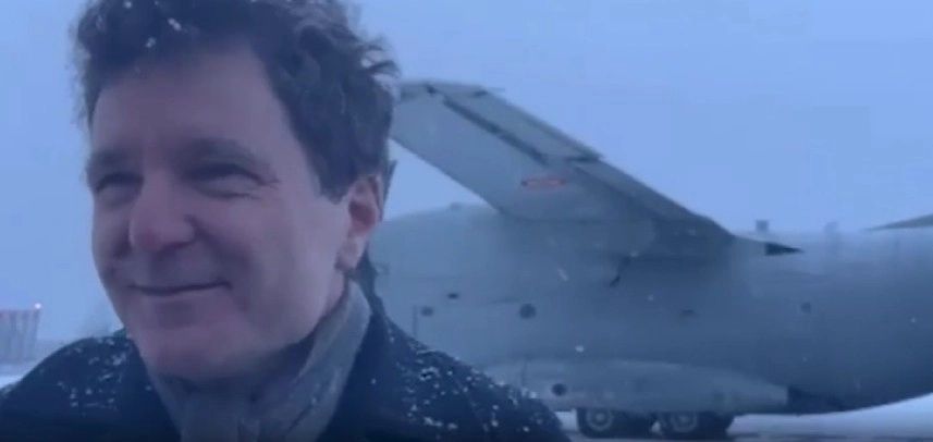 Nicușor Dan, luat peste picior de presa olandeză după blocajul de la Paris și zborul cu „containerul zburător”