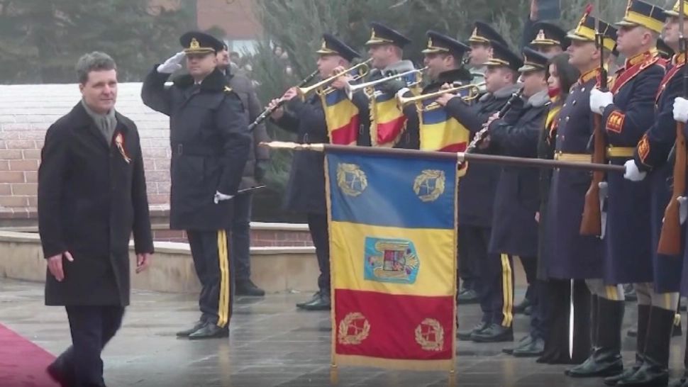 Nicușor Dan a mers pe lângă covorul roșu. Moment penibil de Mica Unire