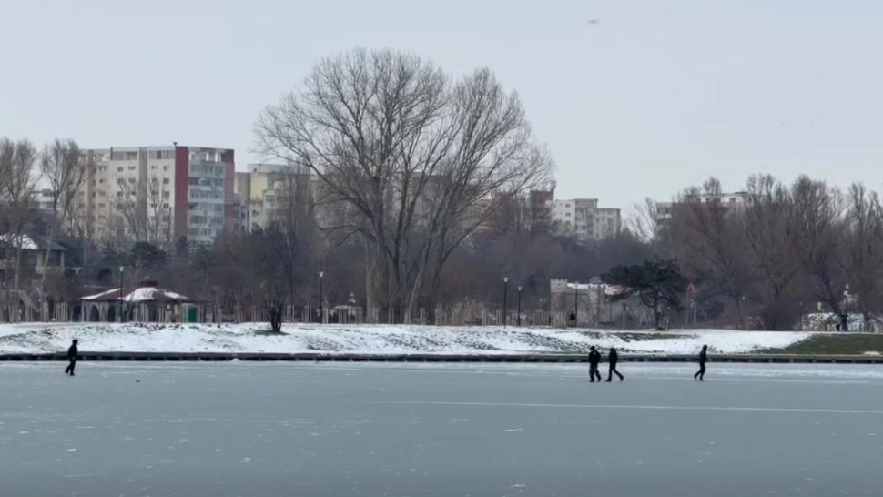 Tot mai mulți români ignoră avertizările și se aventurează pe lacuri înghețate, chiar și după accidentul grav de la Craiova – VIDEO