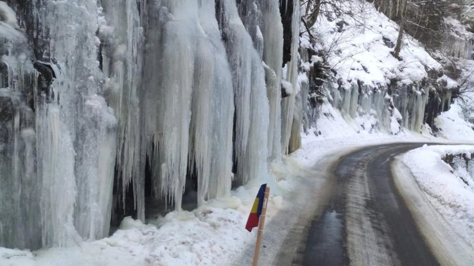 Iarnă de poveste pe DN 7A: Cheile Jiețului oferă un spectacol de gheață cu cascade și țurțuri masivi