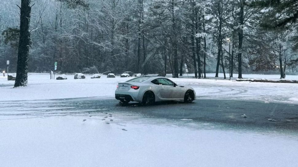 Amenzi usturătoare pentru șoferii care fac drifturi pe zăpadă. Vor rămâne și fără permis de conducere