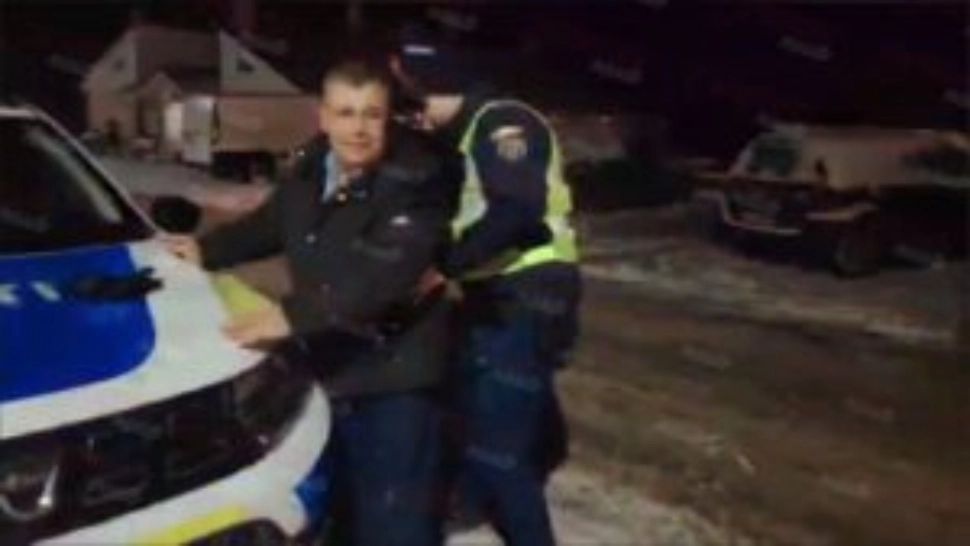 Un primar din Vaslui, reținut de Poliție, după ce a fost prins băut la volan. Edilul a intrat cu mașina într-un șanț - VIDEO