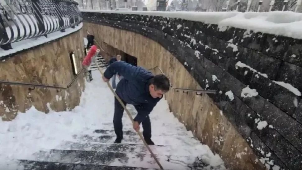 8.000 de oameni fără curent, iar primarul se pozează cu lopata