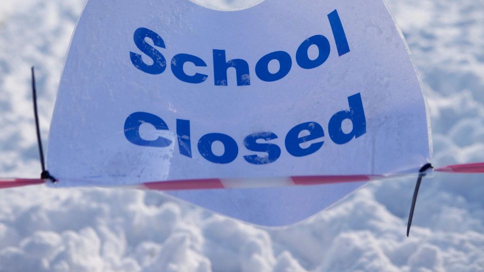 Haosul din Educație continuă: alte 31 de școli din 9 județe și-au suspendat cursurile din cauza vremii